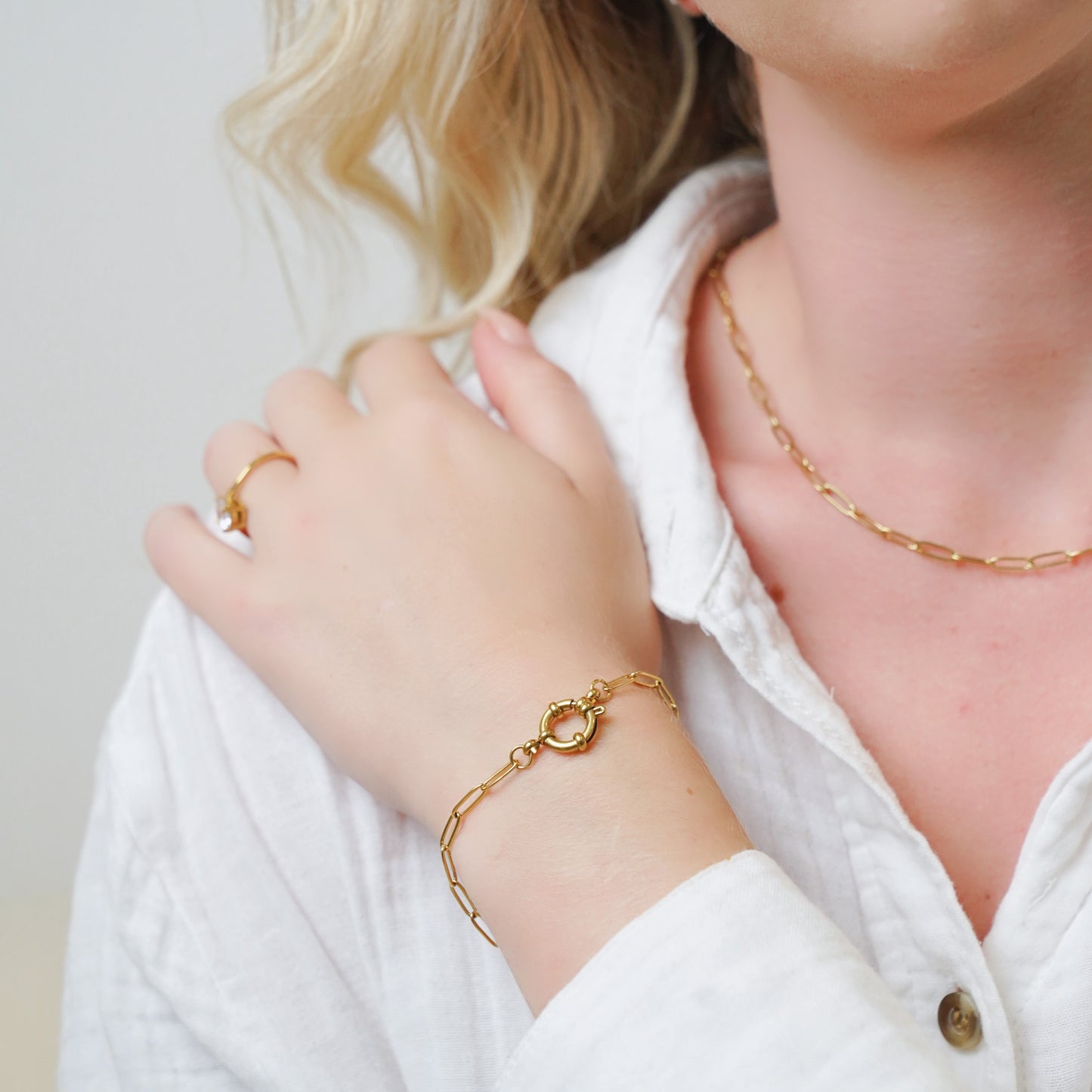 Pulsera minimalista con clip