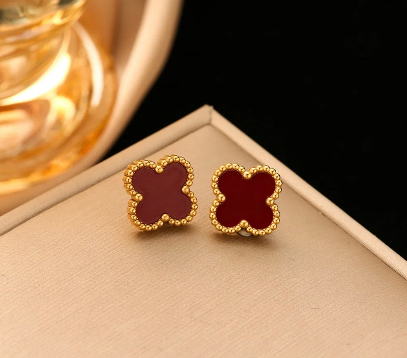 Clous d'oreilles en or avec trèfle à quatre feuilles