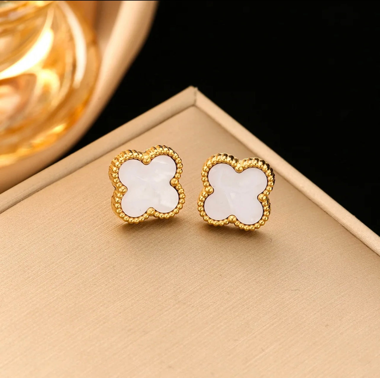 Clous d'oreilles en or avec trèfle à quatre feuilles