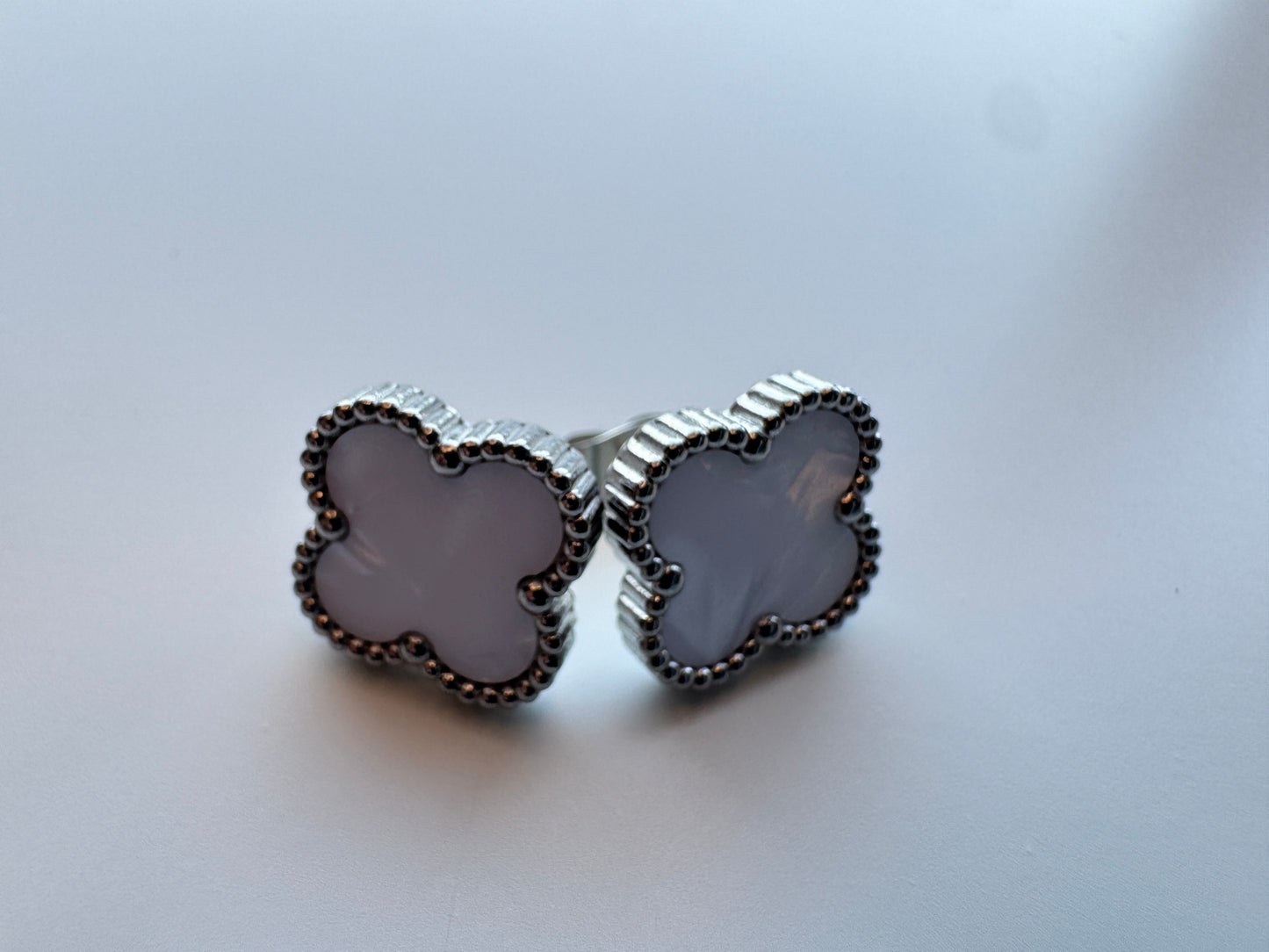 Clous d'oreilles en or avec trèfle à quatre feuilles