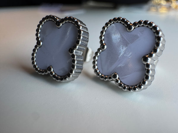 Four leaf clover studs gold
